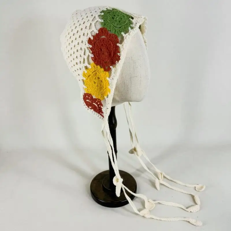 Boné boêmio moderno tricotado à mão para mulheres; Design de flor oca com borlas; Acessório de moda versátil de inspiração étnica