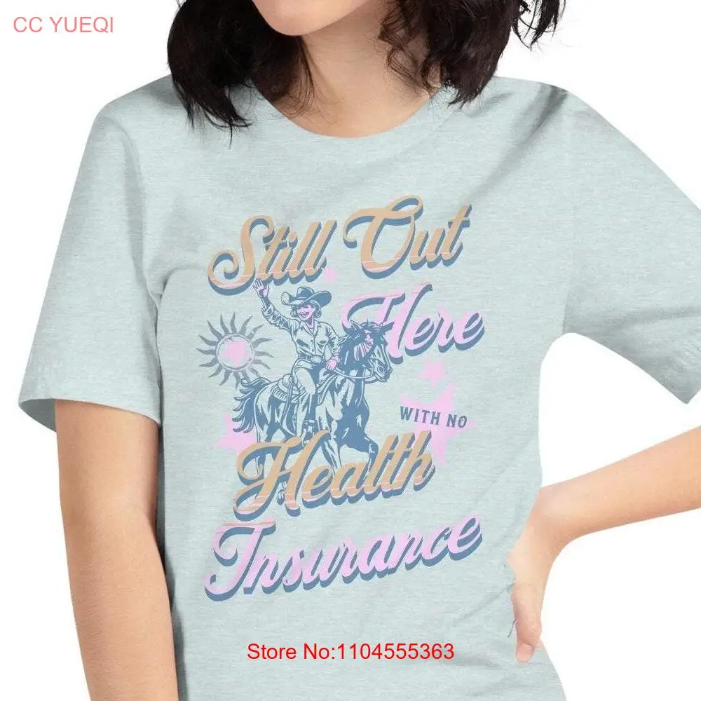 لا يزال في هنا تي شيرت التأمين الصحي تي شيرت سياسي مضحك بأكمام طويلة أو قصيرة