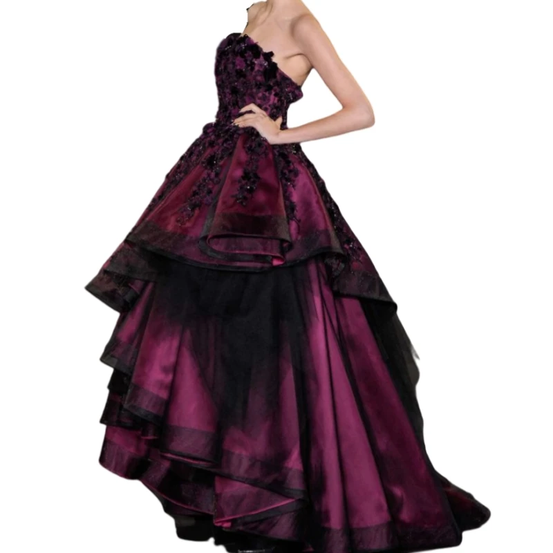 فستان حفلة موسيقية طويل بدون حمالات باللون العنابي والأسود مزين بالدانتيل بطبقات من الساتان فستان سهرة مخصص للحفلات الرسمية