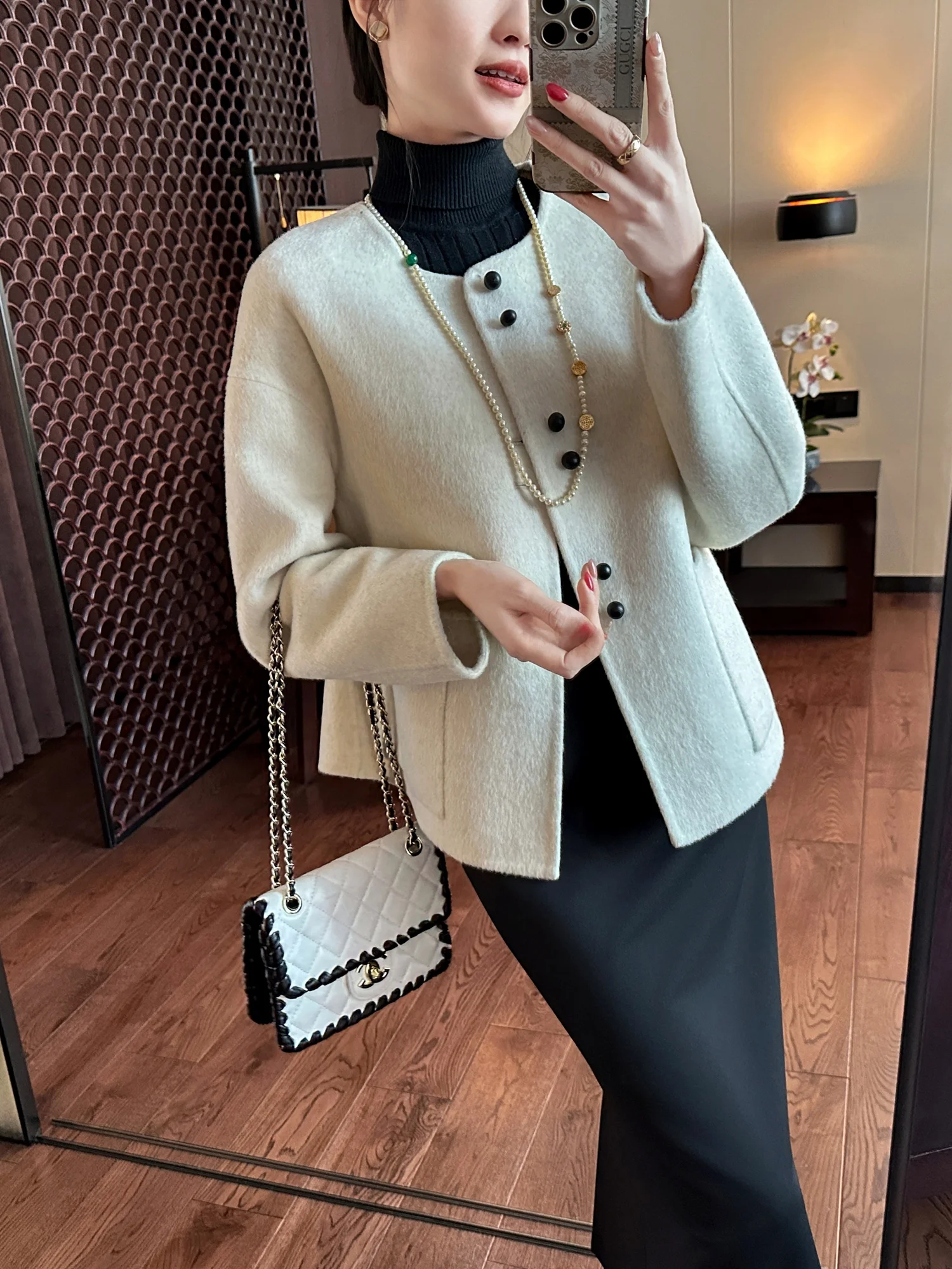 

Женская мягкая куртка-жакет из хлопка и шерсти бежевого цвета с круглым вырезом и застежкой на пуговицах, однотонная, для повседневной носки