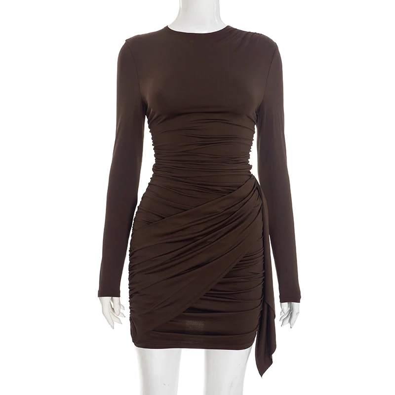 Einfarbiges, plissiertes Kleid mit langen Ärmeln, tailliertem Schnitt und schmaler Passform, kurzes Kleid mit elegantem Flair. – Detail 14