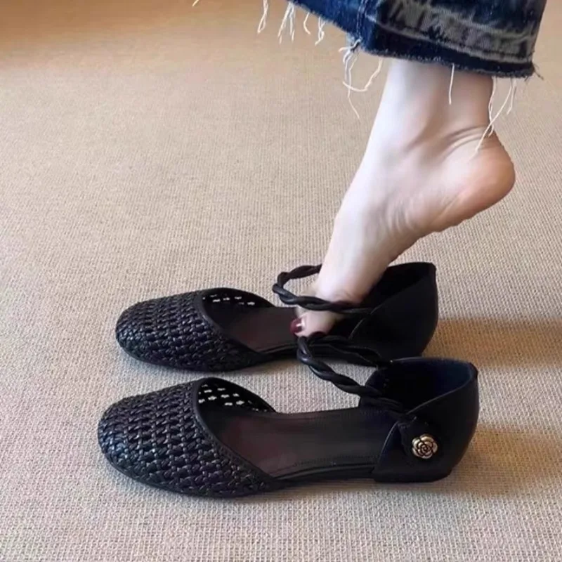 المنسوجة يدويا نمط حقيقية جولة تو كعب منخفض الظهر جوفاء الدانتيل متابعة الصنادل بلون كعب سميك أحذية نسائية أنيقة