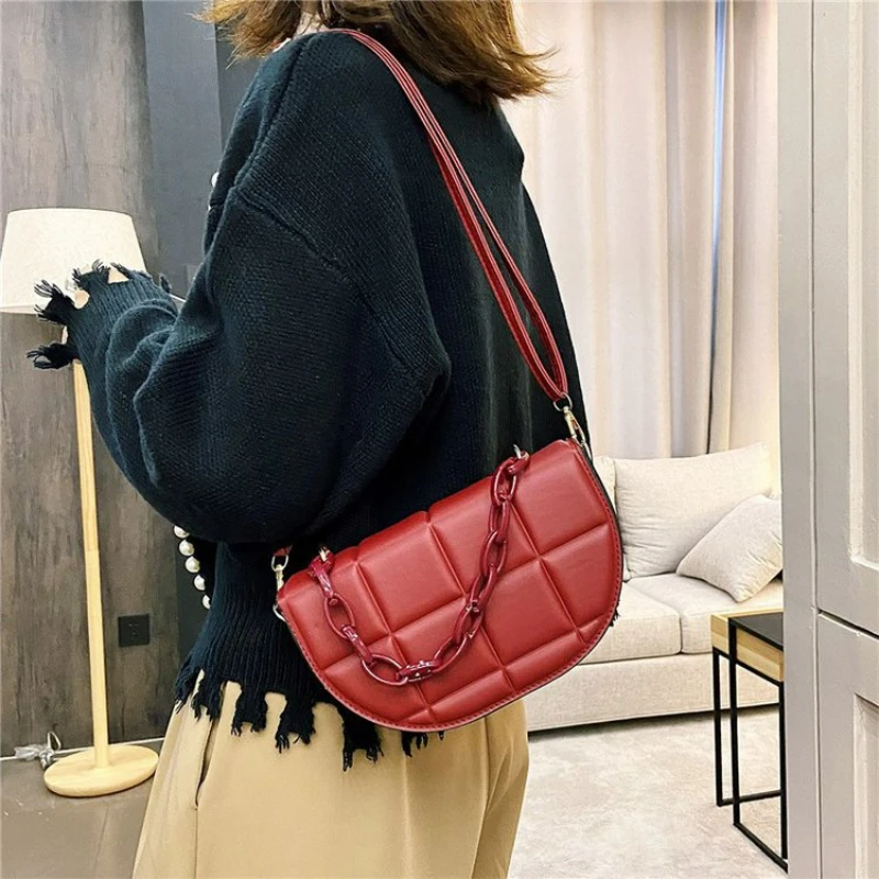 

TRAVEASY 2024 Brand New Women Bag Female Fashion Diamond Chain Korean Saddle Bag Shoulder Bags Slung Handbag Messenger Bag