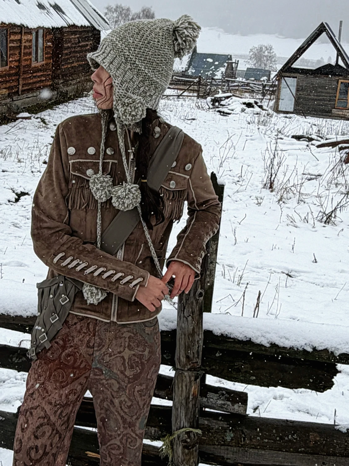 Długi płaszcz damski z miękkiej skóry napa o wysokiej gramaturze, z frędzlami, wiązany, w stylu vintage, o regularnej długości, wykonany z tkaniny syntetycznej.