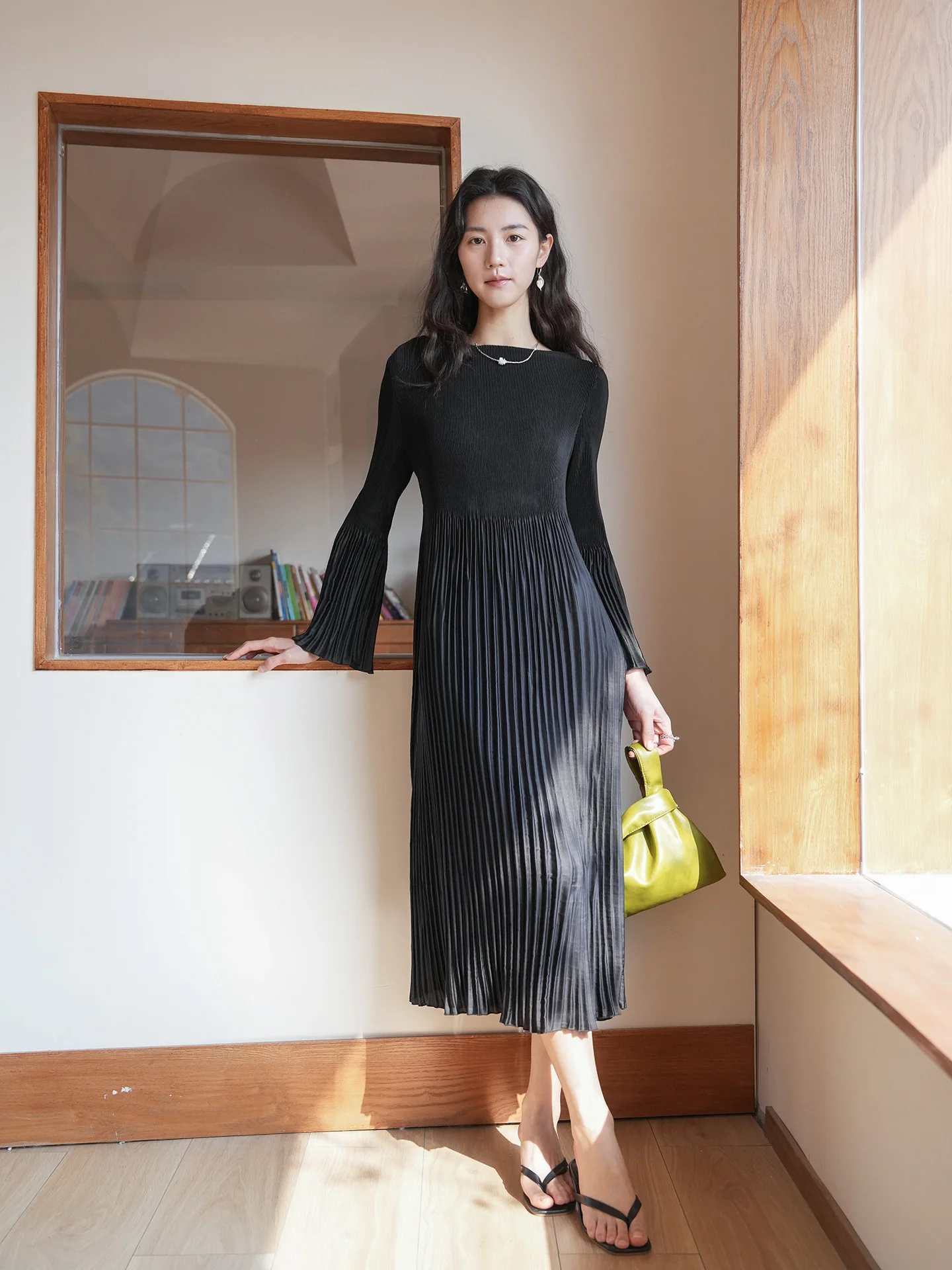 Ele Bla Pleated Lon…