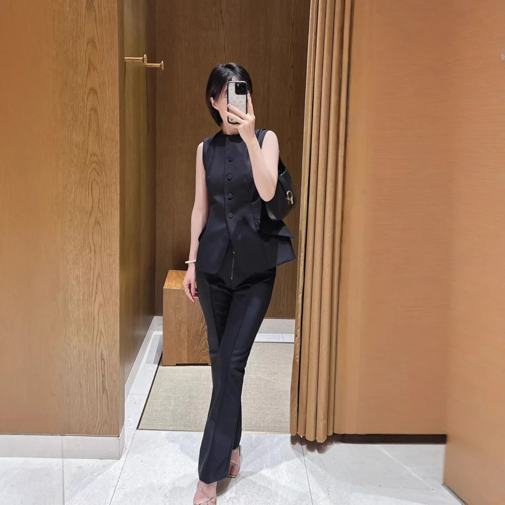 

Женский однотонный комплект с круглым вырезом: жилет без рукавов на одной пуговице с утяжкой на талии + длинные брюки с микро-клешем. Весенне-летний простой костюм.