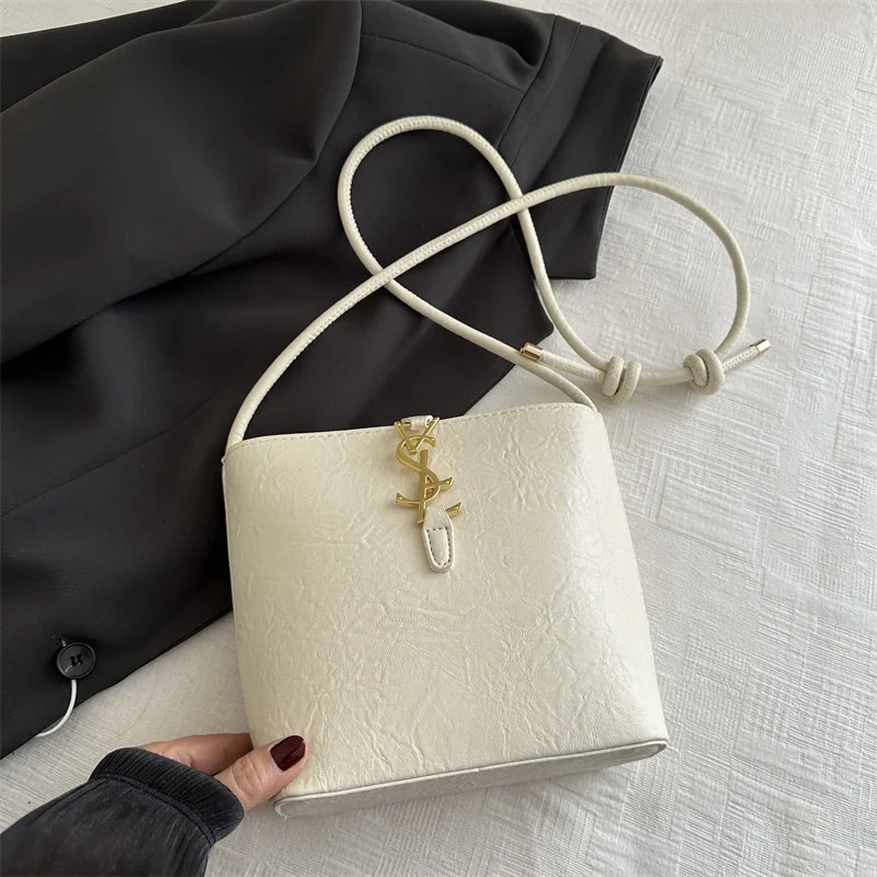 تصميم 2025 حقيبة يد كلاسيكية جديدة للتنقل اليومي العصري، تتميز به هيكلًا كبيرًا على شكل دلوًا.