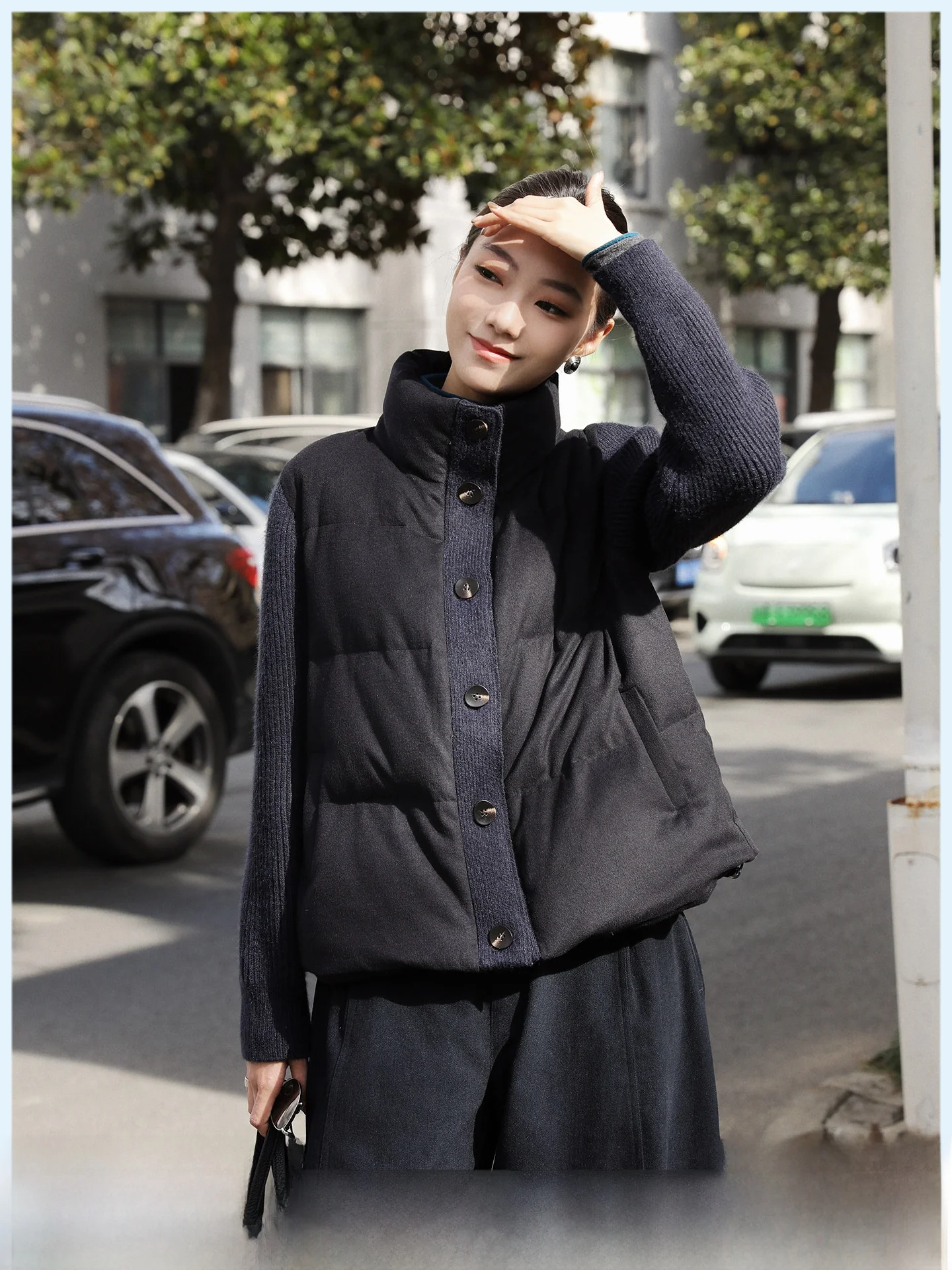 

Синяя дизайнерская куртка с воротником-стойкой, вязаными вставками и наполнителем из гусиного пуха, женская, свободного кроя, короткая, зимняя, новинка, повседневная, модная