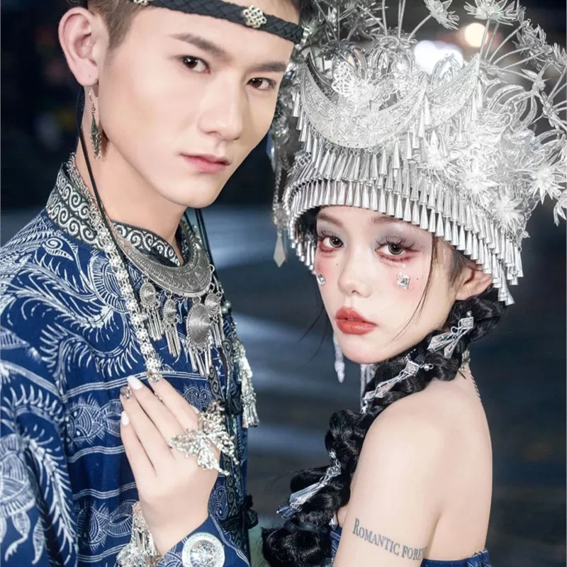 คู่ใหม่ผ้าบาติกชุดประจําชาติหญิงสไตล์หมู่บ้านภาพ