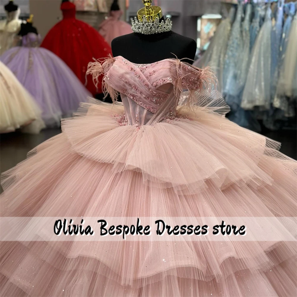 Robe de Quinceanera Rose pour Bébé de 15 Ans, Tenue de Luxe Personnalisée avec Perles, Plumes, Volants à Plusieurs Niveaux, Traîne, Bal, Anniversaire, 2025