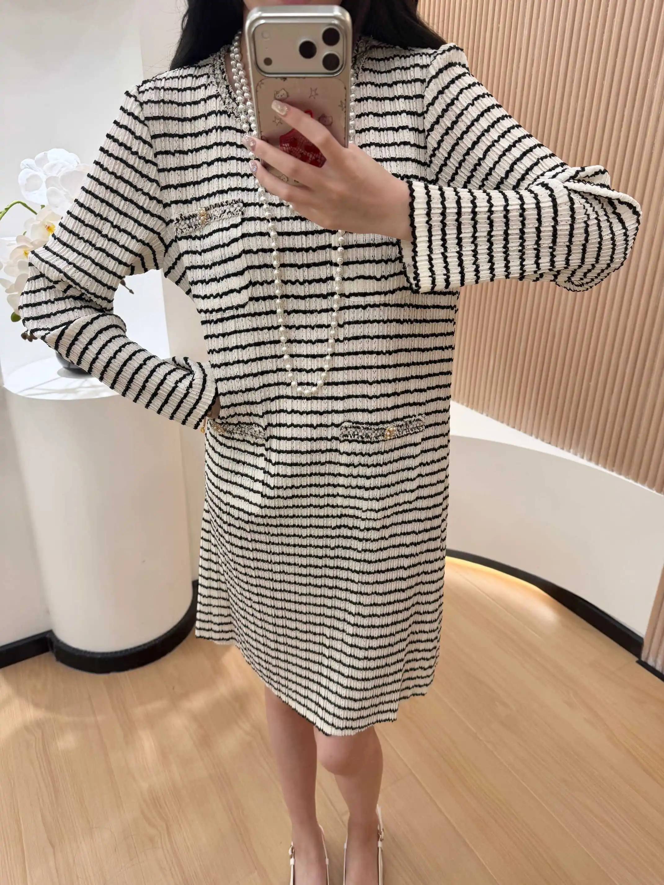 

Черно-белое твидовое платье в полоску с длинным рукавом и отделкой, элегантный стиль, мягкая ткань, повседневная повседневная одежда, модный шикарный ансамбль