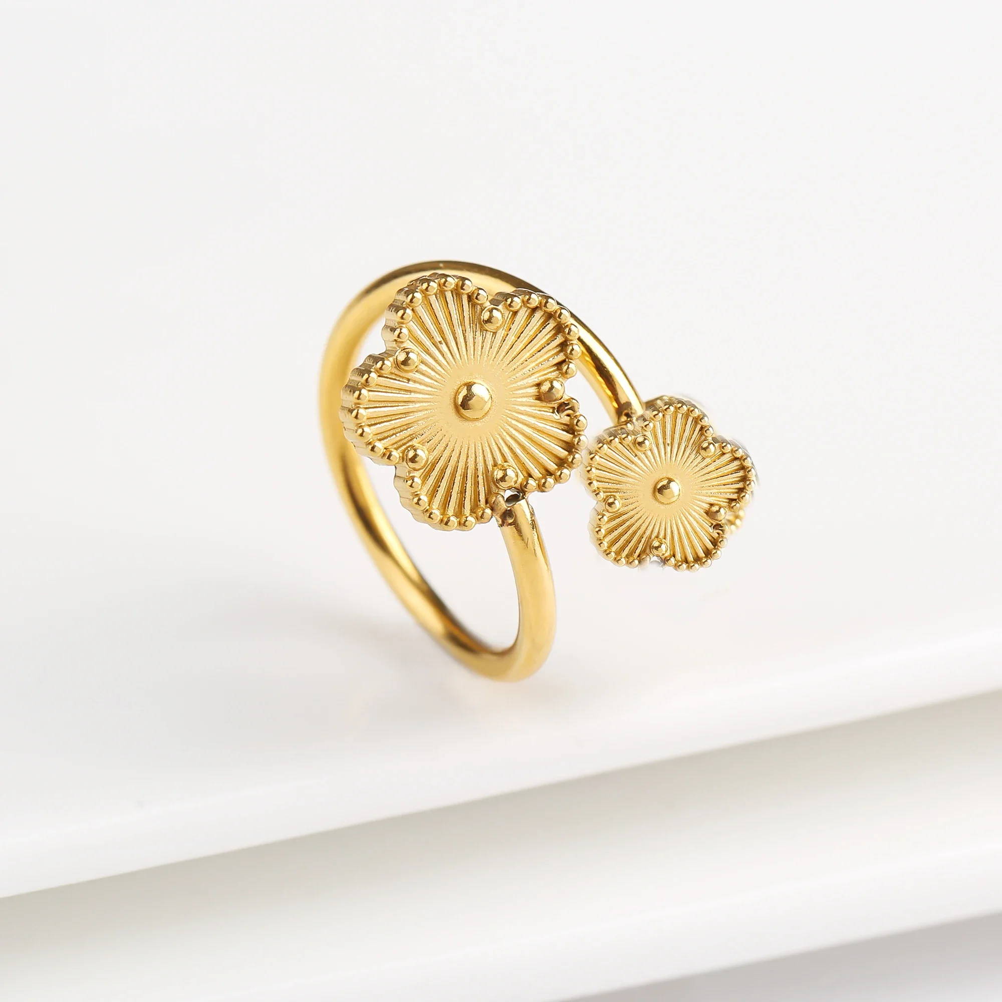 Nuevo diseño clásico de lujo de acero inoxidable láser doble flores anillo abierto temperamento para mujer joyería de fiesta uso diario trébol