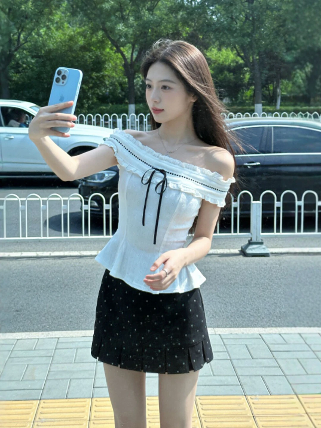 

Летний комплект из двух предметов: топ на одно плечо и юбка-миди. Удобный хлопковый материал, короткий рукав, круглый вырез.