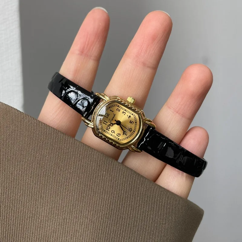 Vintage Oval Women's Quartz Watch Luxury Gold Delicate Digital Dial Fashion Black Leather Elegant Women's Watch
