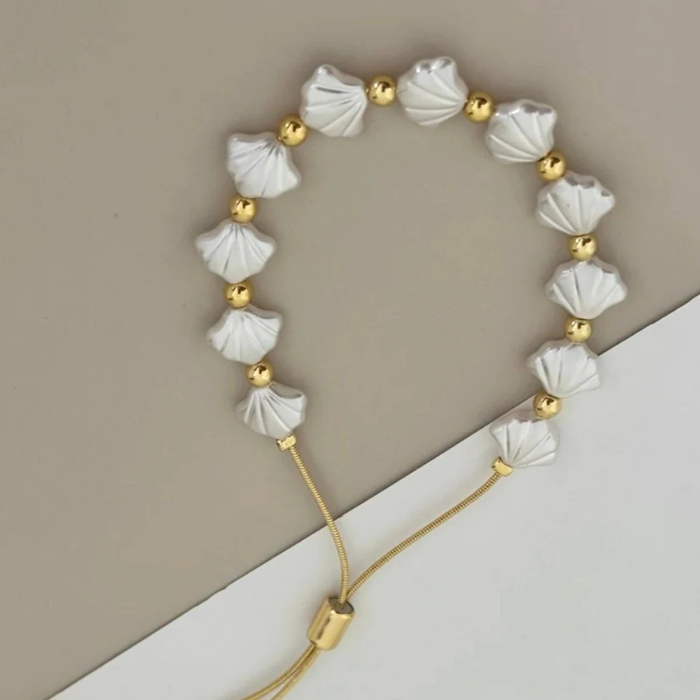 Bohemian Shell Bracelet for Women Adjustable Pearl-Luster Shell Beads with Beachy Jewelry Gift Trendy Daily Wear Accessory