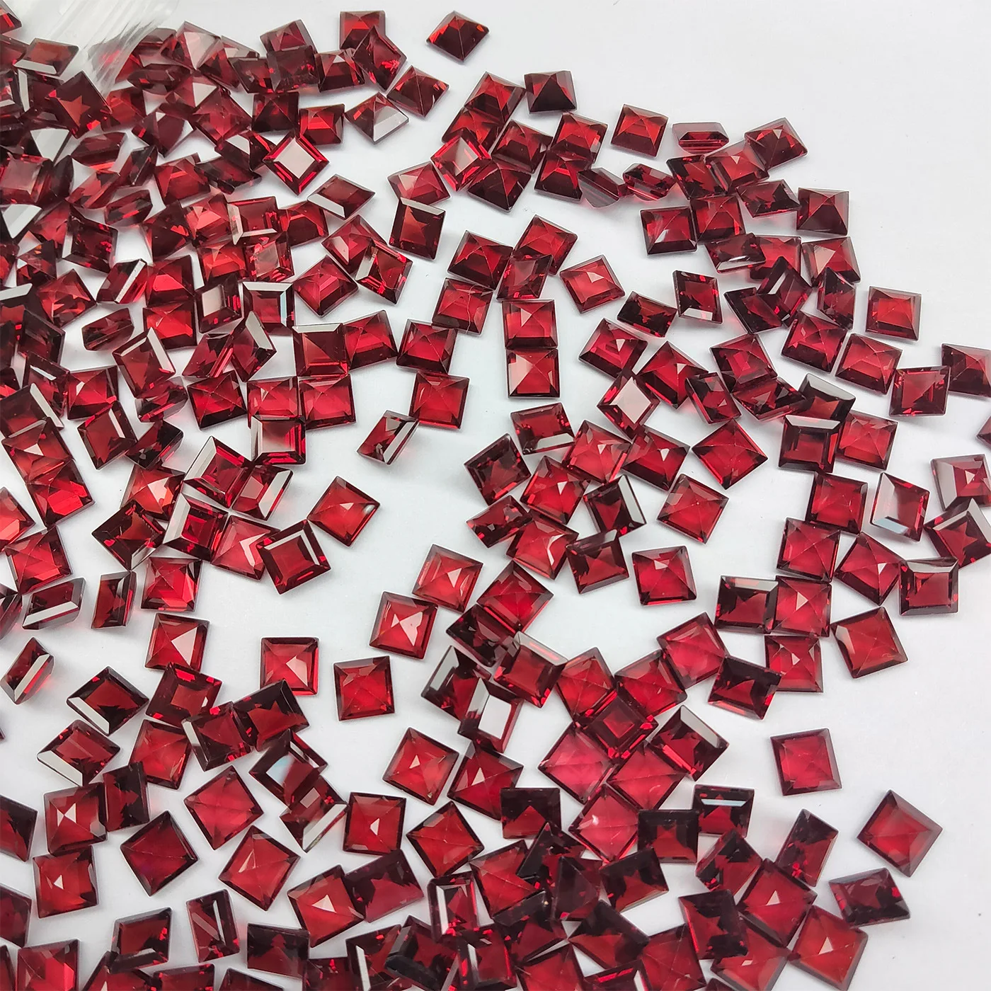 100PCS/Lot 2.5x2.5-8x8mm  Natural Square Cut Loose A+ Red Garnet Stone Gemstone