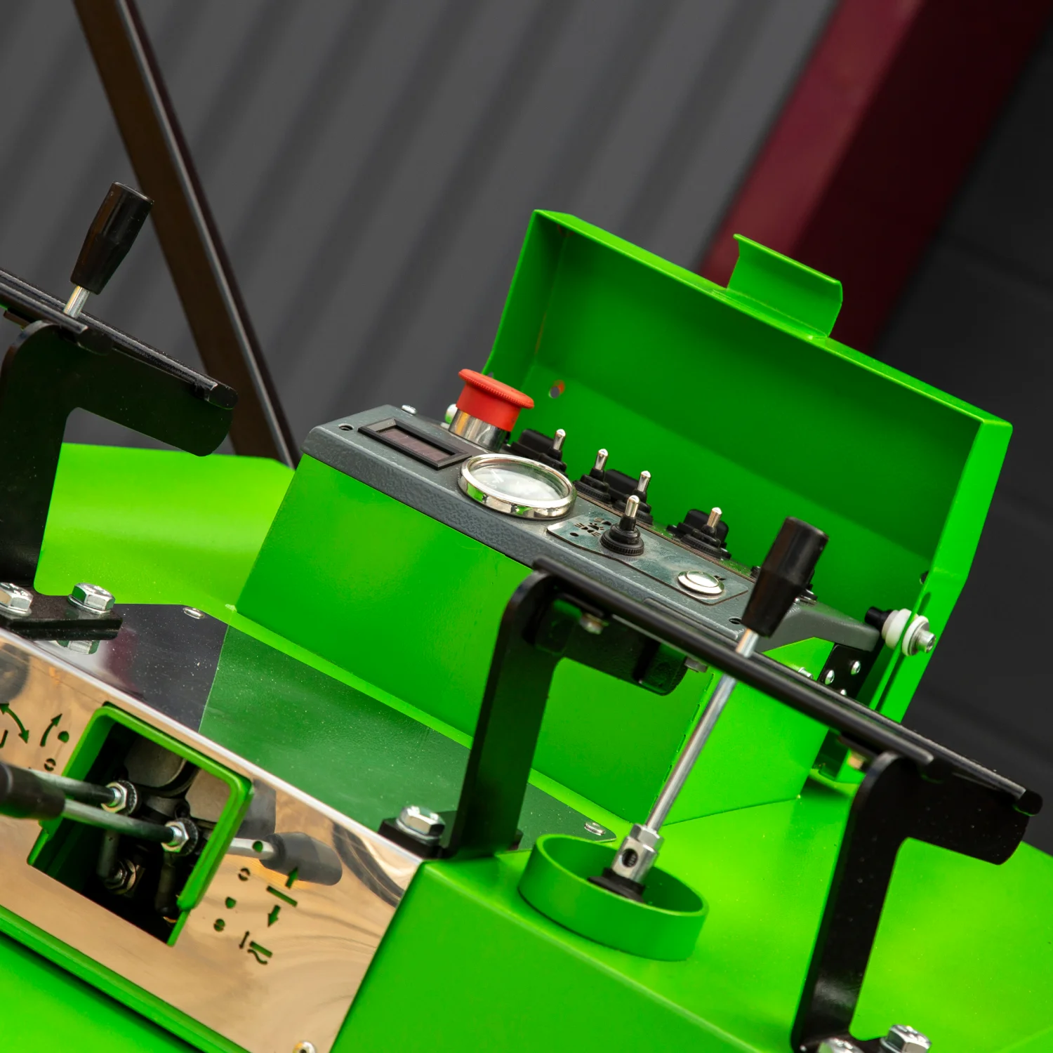 Mini-Asphaltflechter MP-1110 ab Werk mit Rädern