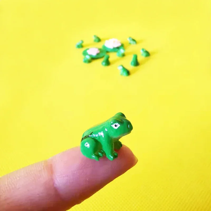 10Pcs/green black frog/doll house//miniatures/cute/fairy garden gnome/moss terrarium decor/crafts/bonsai/diy supplies