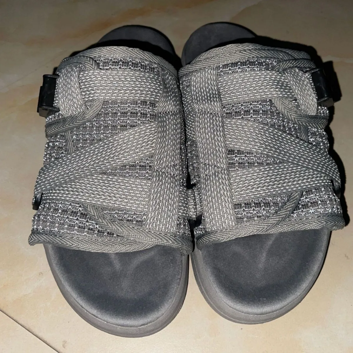 شباشب قماشية رجالية مبطنة ناعمة عالية الارتداد، صنادل زوجين عاكسة باللون الرمادي، شباشب كاجوال للصيف والشاطئ #4