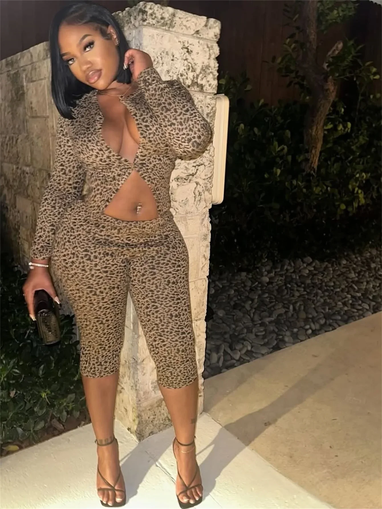 

Женский комплект из двух предметов, спортивный костюм с v-образным вырезом, топы с леопардовым принтом + брюки до колена, спортивный костюм, сексуальный повседневный уличный одинаковый комплект