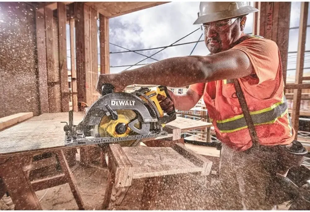 DEWALT FLEXVOLT 60 В MAX* Комплект циркулярной пилы, 7-1/4 дюйма, червячный стиль, аккумулятор 9,0 Ач (DCS577X1)