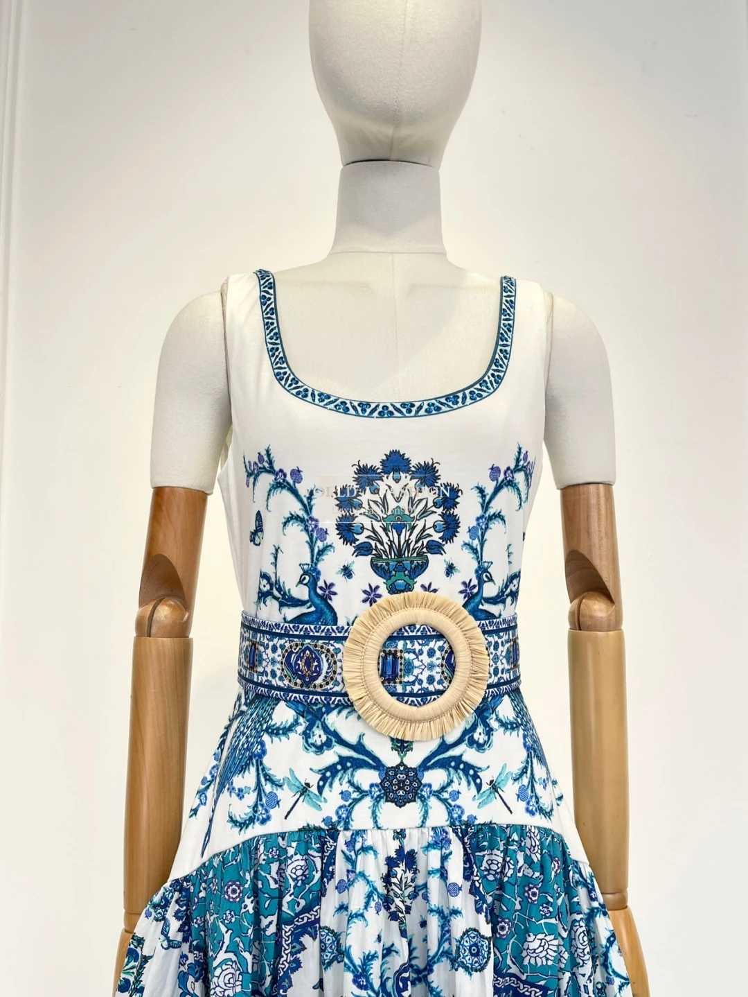 فستان متوسط الطول بدون أكمام بطباعة بورسلين أزرق وأبيض