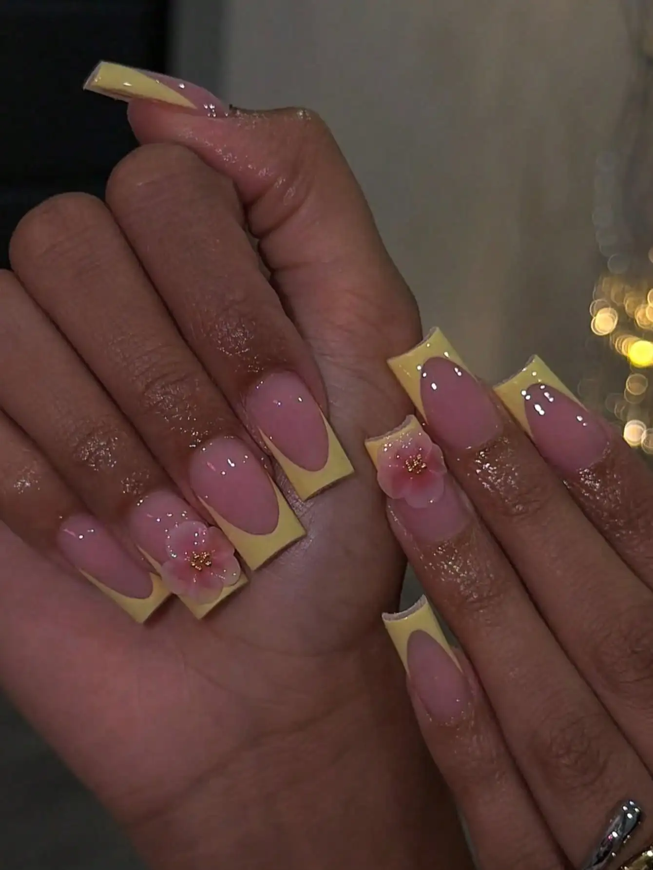 10 Pieces of Medium-Sized Square Handmade Nails, Gentle and Sweet Style, Nude Pink Base Color with Creamy Yellow French Edges, 3D Pink Flower and Gold Bead Decorations, Jelly Glue Adhesive, Removable Nail Stickers, Suitable for Girls to Wear in Their Daily Life, Dates, Outings, and Gatherings