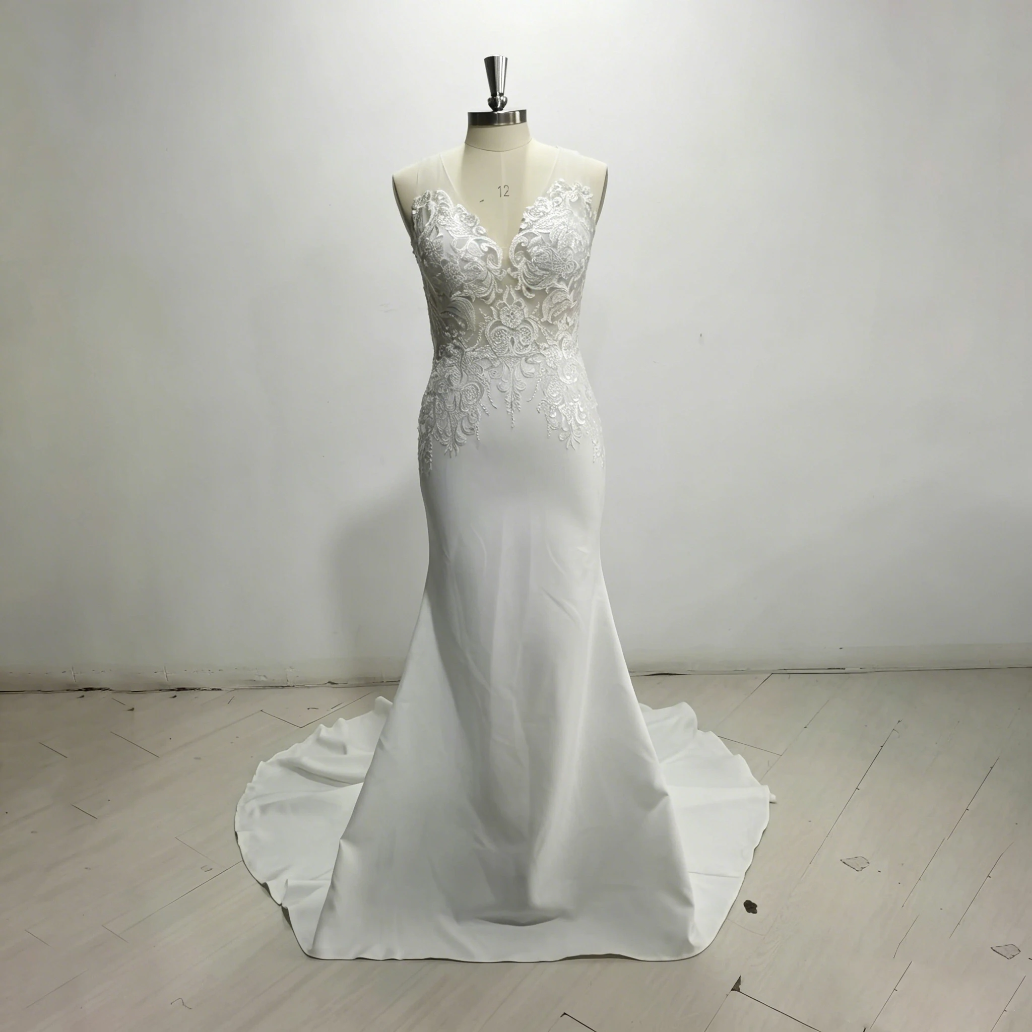 Image 5: Robe de mariée sirène satin luxueux décolleté V profond appliqués dentelle dos ouvert traîne chapelle tailles plus sur mesure shooting mariage plage extérieur civil élégante romantique nouveau modèle tendance 2026