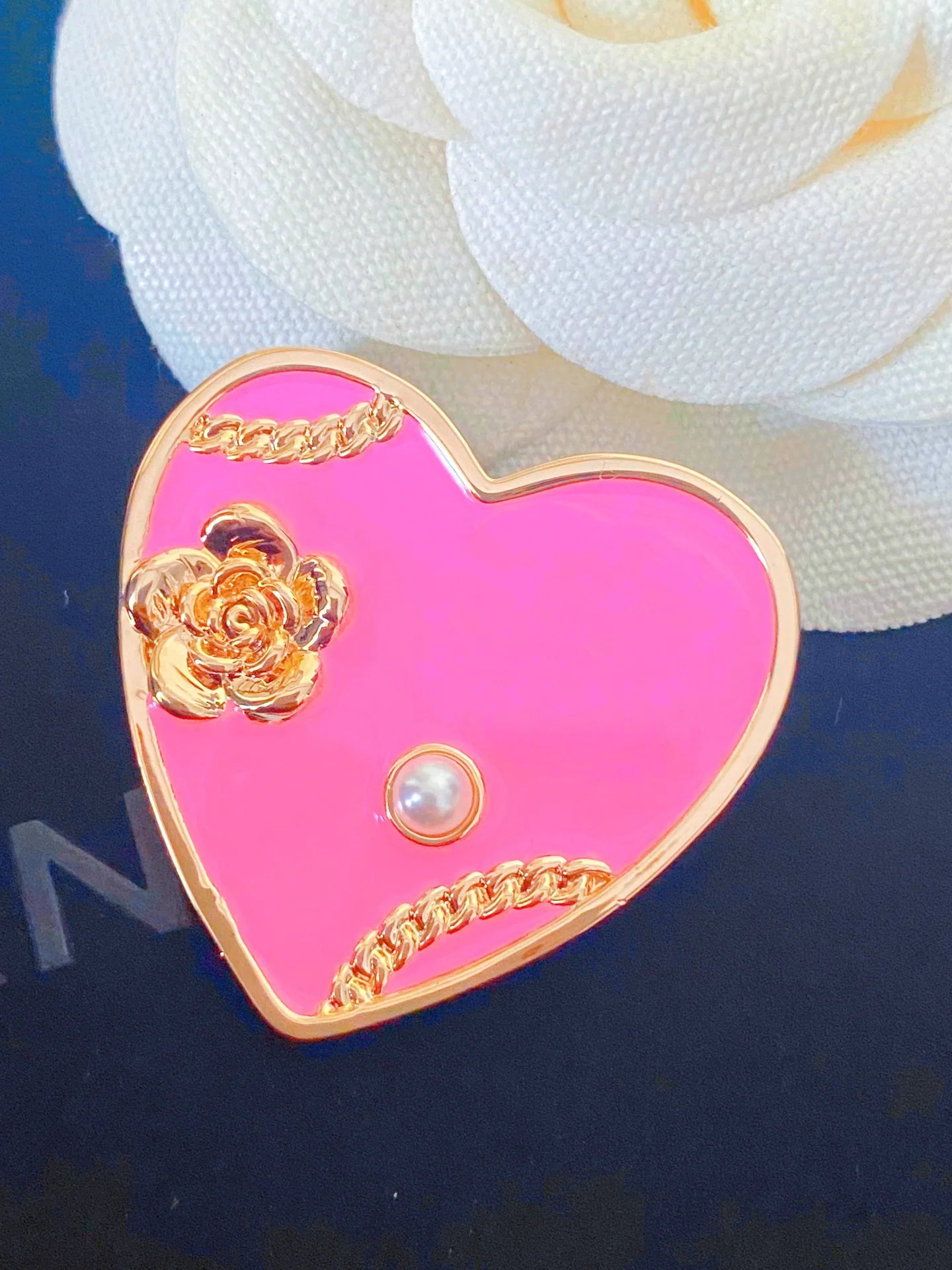 

New Europe and the United States high-end retro fashion trend high-grade flower pearl brooch