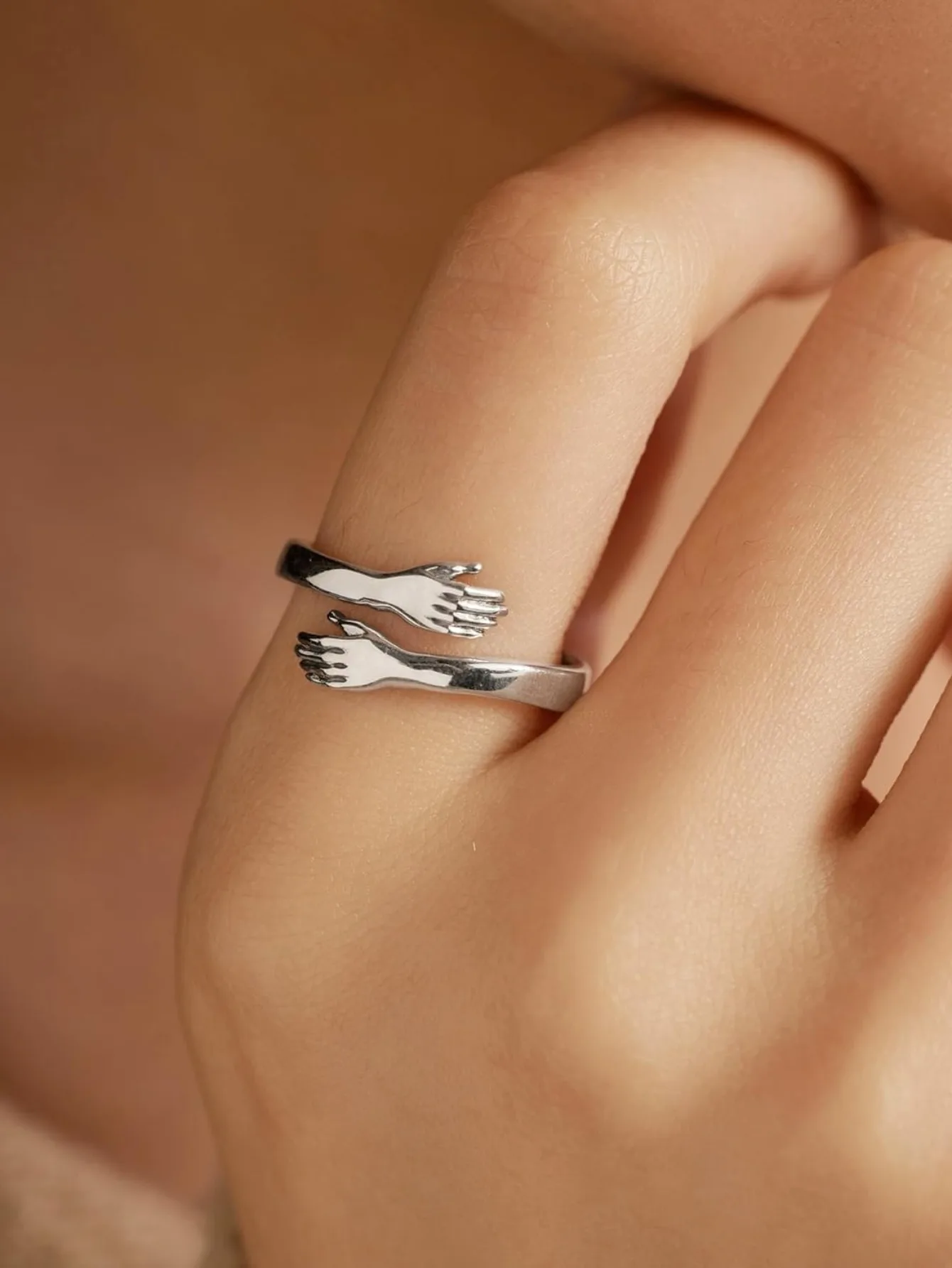 خاتم إيماءة عناق مع "أحبك إلى الأبد، أمي" فريد ومناسب للارتداء اليومي. إنه هدية عطلة للأمهات. #2