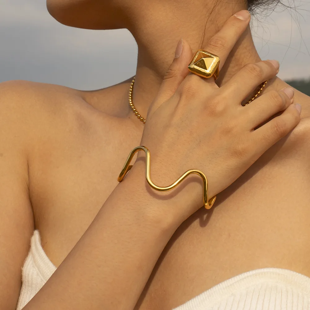 

Stainless Steel PVD 18K Gold Plated Tarnish Waved Bangles For Woman Jewelry Wholesale Trendy