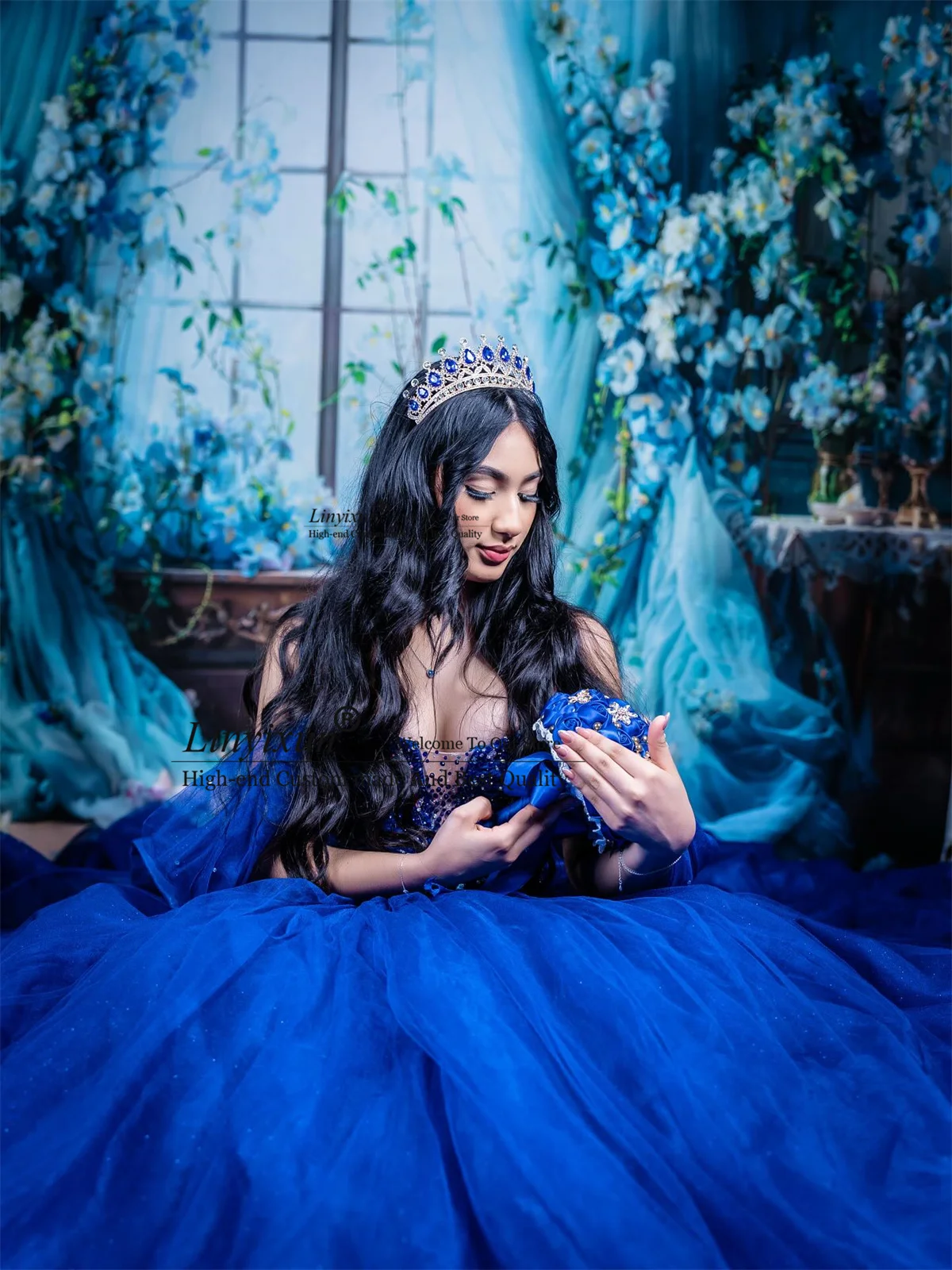 ชุดเดรสออกงานแบบเปิดไหล่สไตล์เม็กซิกันสำหรับงาน Quinceanera  ชุดราตรีแบบสั่งตัดสำหรับงานฉลองอายุ 15 ปี  ชุดบอลกาวน์เจ้าหญิงประดับลูกปัดและงานปัก  ชุดคอร์เซ็ทสำหรับงานฉลองอายุ 16 ปี