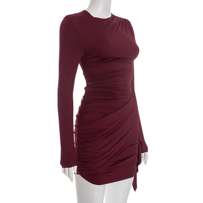 Einfarbiges, plissiertes Kleid mit langen Ärmeln, tailliertem Schnitt und schmaler Passform, kurzes Kleid mit elegantem Flair. – Detail 19