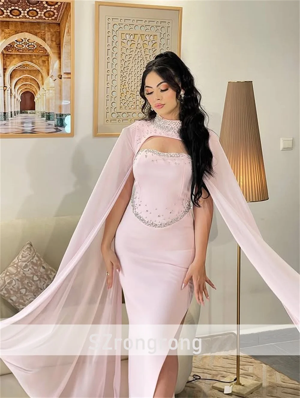 Brautkleid, ärmellos, Satin, Perlen, Kristall, arabisches Etuikleid, rückenfrei, langes, seitlich geschlitztes Abendkleid mit abnehmbarem Umhang, individuell