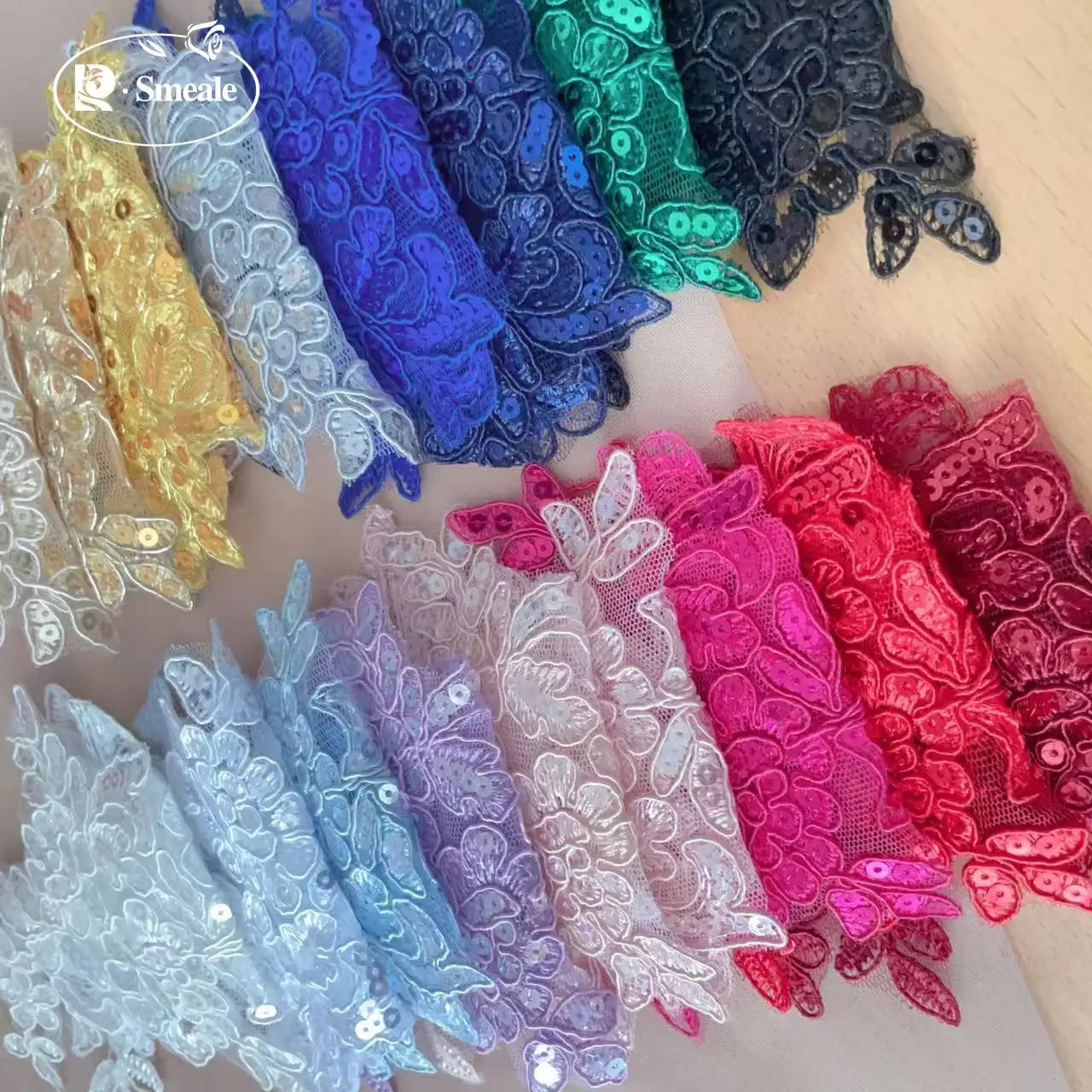 20 Stück und 10 Stück. Spitzenborte mit glänzenden Pailletten und verspiegelten Blumen. Hochzeitskleid, Hochzeitsschuhe, Kopfschmuck, DIY-Nähzubehör. – Detail 5