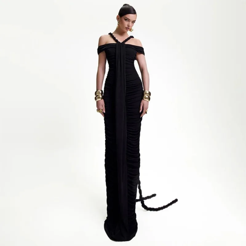 

A new elegant and stylish long black one-shoulder braided pleated dress