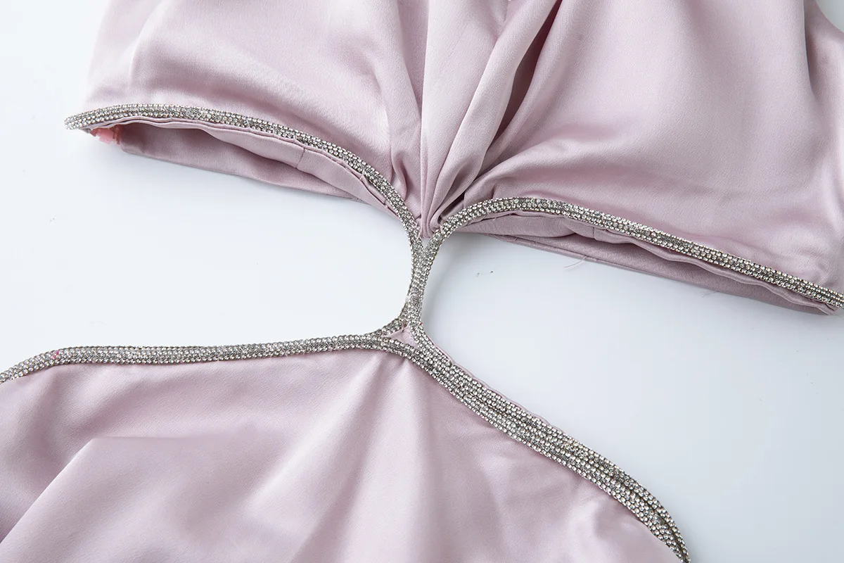 Elegancka letnia sukienka na ramiączkach z dekoltem w serek, satynowa sukienka na studniówkę, imprezę, syreni krój, seksowna, modna, damska, bez rękawów, z diamentami, ażurowa, długa sukienka.