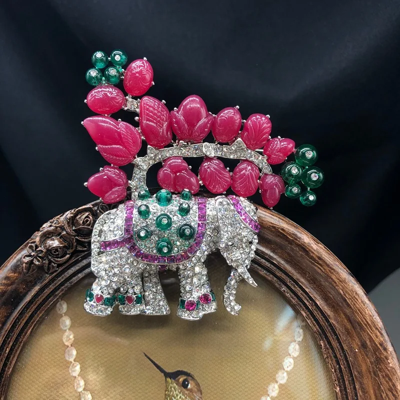 

Luxury Rhinestone-inlaid Brooch Elephant and Plant-shaped Women Brooch Fashionable and Lightweight Female Jewelry for Evening