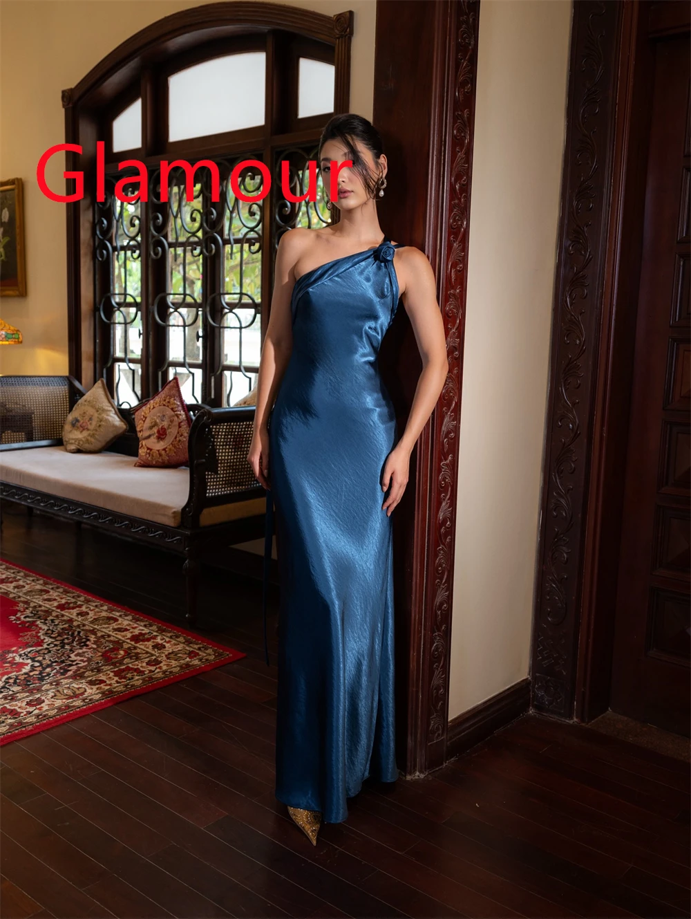 Abito da sera in raso blu scuro delicato personalizzato Abito da cocktail aperto sul retro senza maniche con fiori monospalla di alta qualità