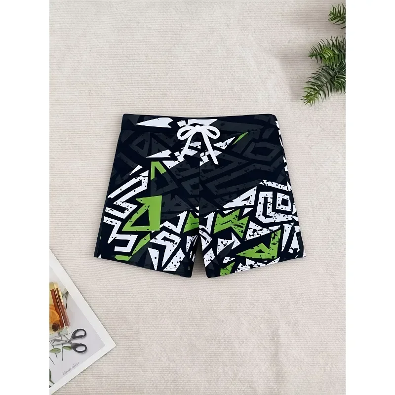 

Мужские модные плавки с принтом и завязками на талии — идеально подходят для летнего отдыха на пляже и развлечений у бассейна.