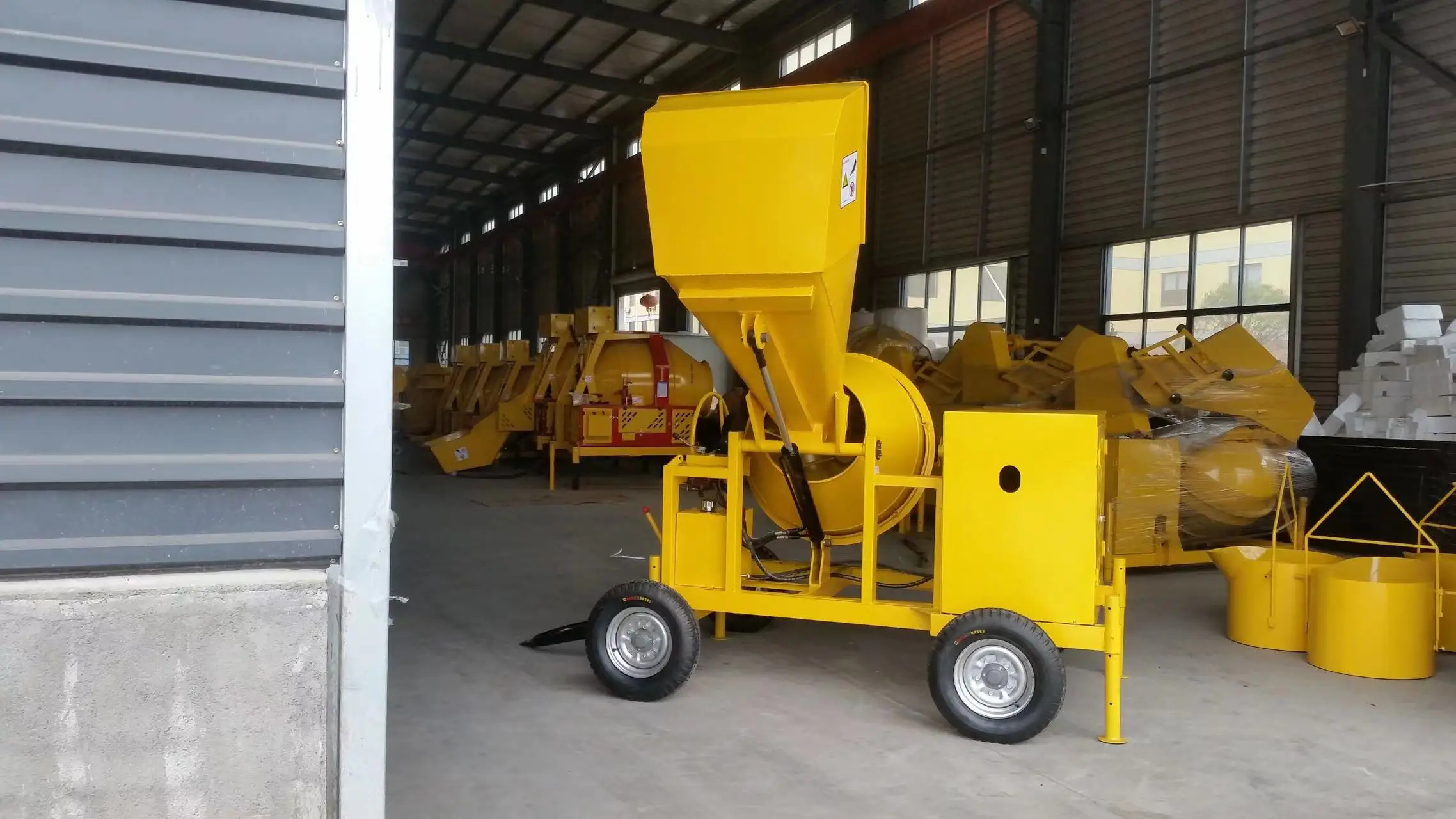 Hot Selling Drum Cement Sand Mixer Fast Moving Household Small Concrete Mixer with Lifting Hopper