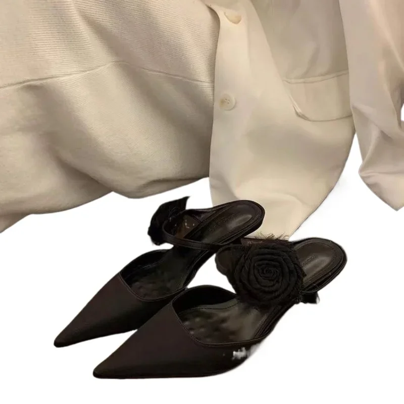 Sepatu Wanita Musim Panas 2025 Sandal Wanita Ujung Lancip Bunga Sandal Gaun Ukuran Besar Sandal Modern Ujung Tertutup Hak Tipis Wanita