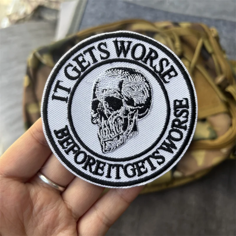 Parche bordado táctico moral con frase «It Gets Worse» y velcro - imagen 3
