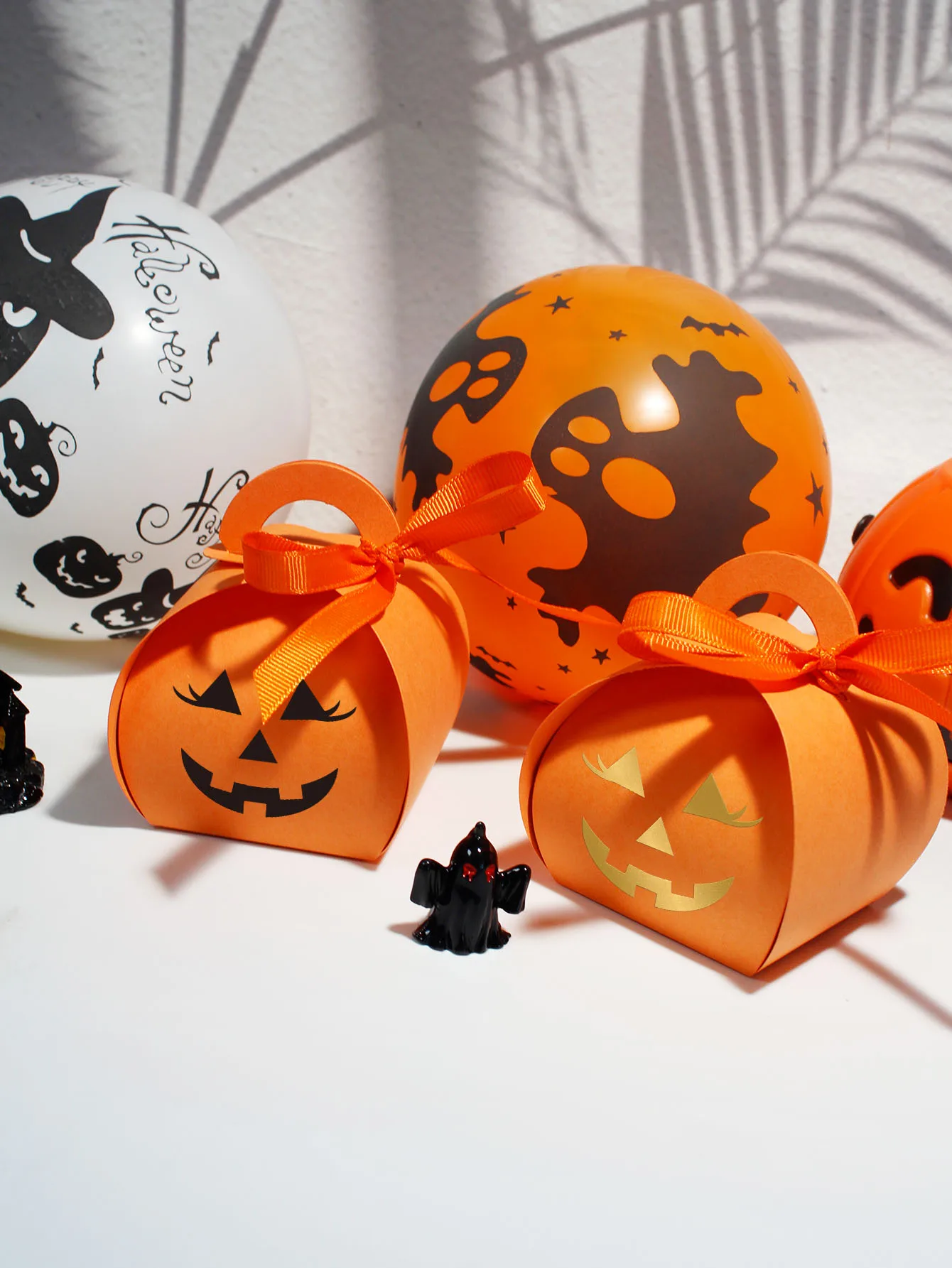 

Halloween candy box Bread boxes Pumpkin expression，Halloween Horror Decoration Atmosphere, Children's Candy Box