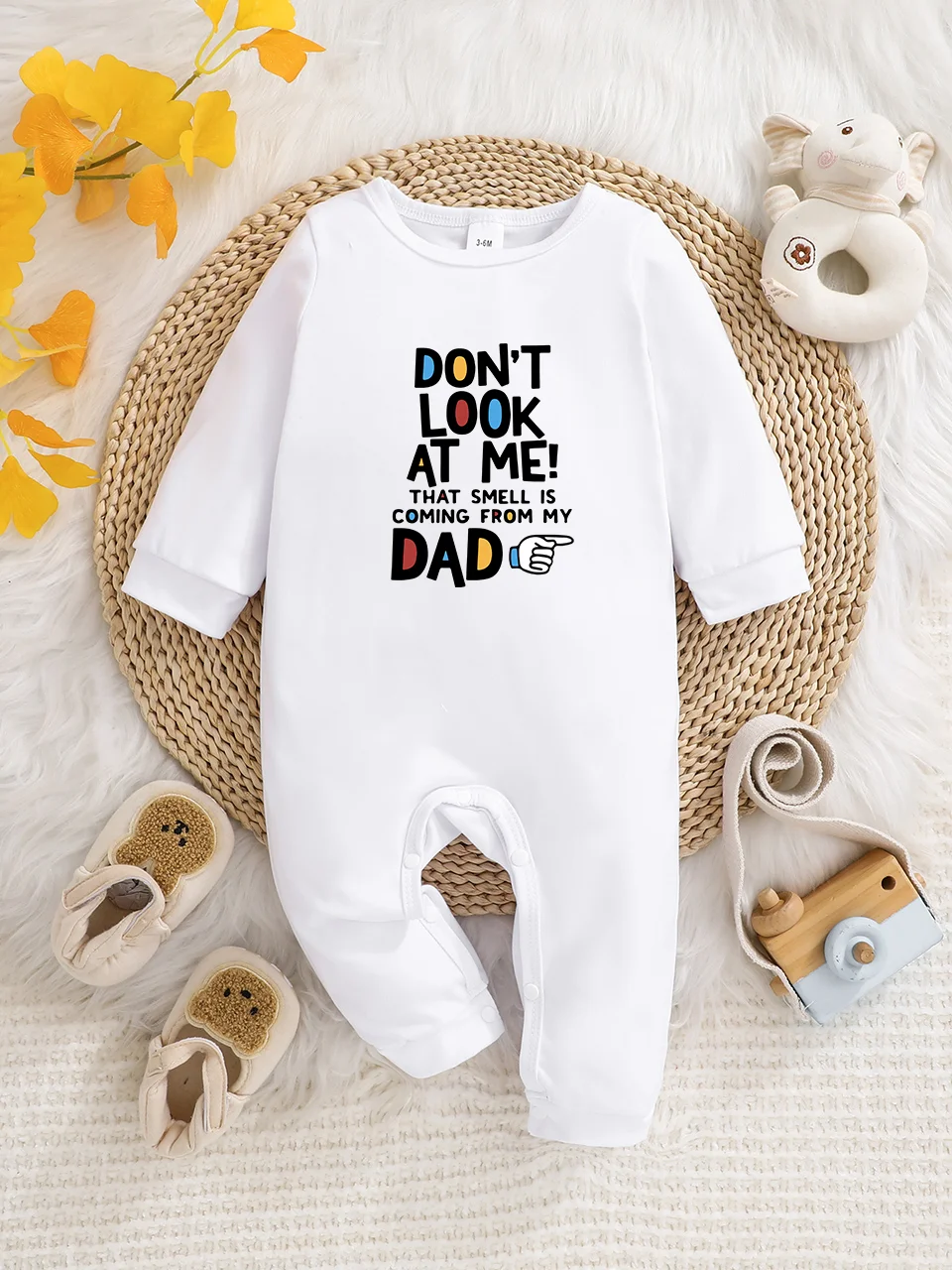 Baby-Strampler mit langen Ärmeln, lustigem Buchstaben-Print, Knopfdesign, pflegeleicht, geeignet für frischgebackene Eltern.