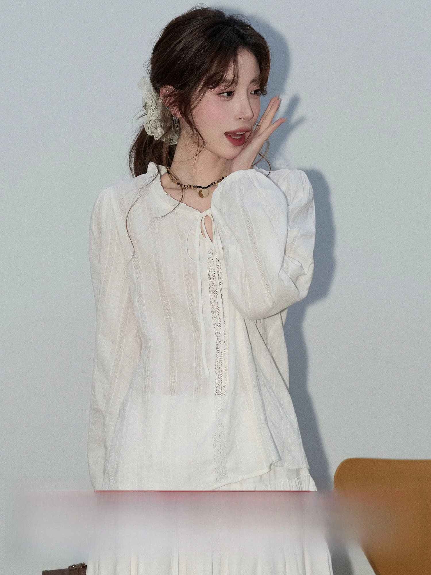 

Белая кружевная блузка с поясом для женщин, новинка весенней коллекции, с длинным рукавом, нежная, маленького размера, удобная, дышащая, свободного кроя