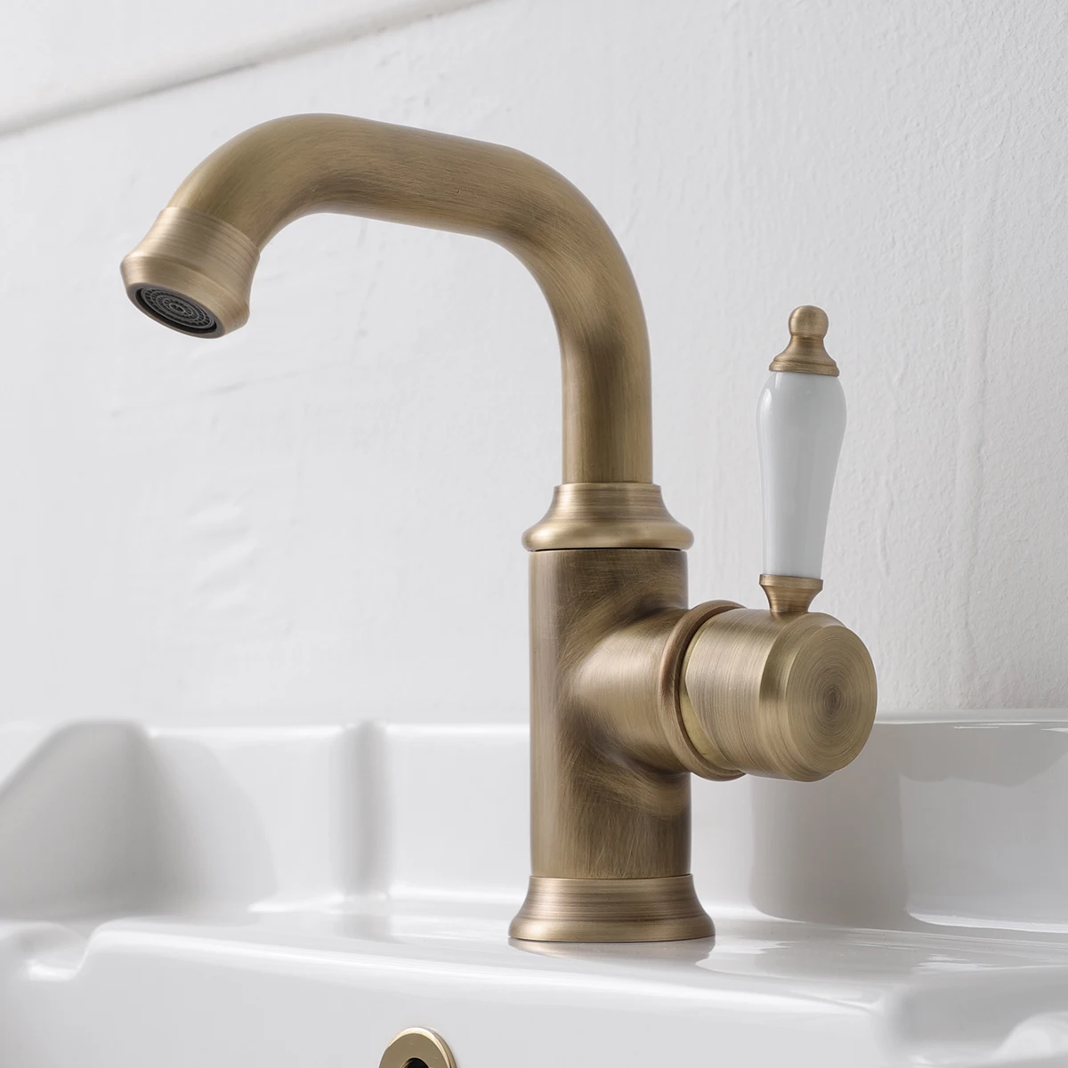 

Hot and cold water faucet Swan shank rotatable pure copper basin outlet