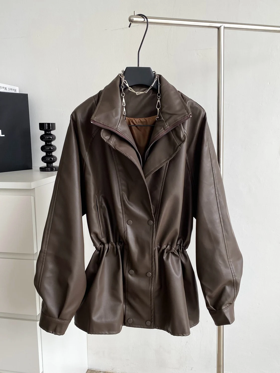 เสื้อแจ็คเก็ตสไตล์เรโทรบริติเชียนสำหรับผู้หญิง รุ่น PU ซิป แนวสตรีท สไตล์สาวเปรี้ยว ความยาวปานกลาง แบบมอเตอร์ไซค์ ป้องกันลม แฟชั่นทันสมัย