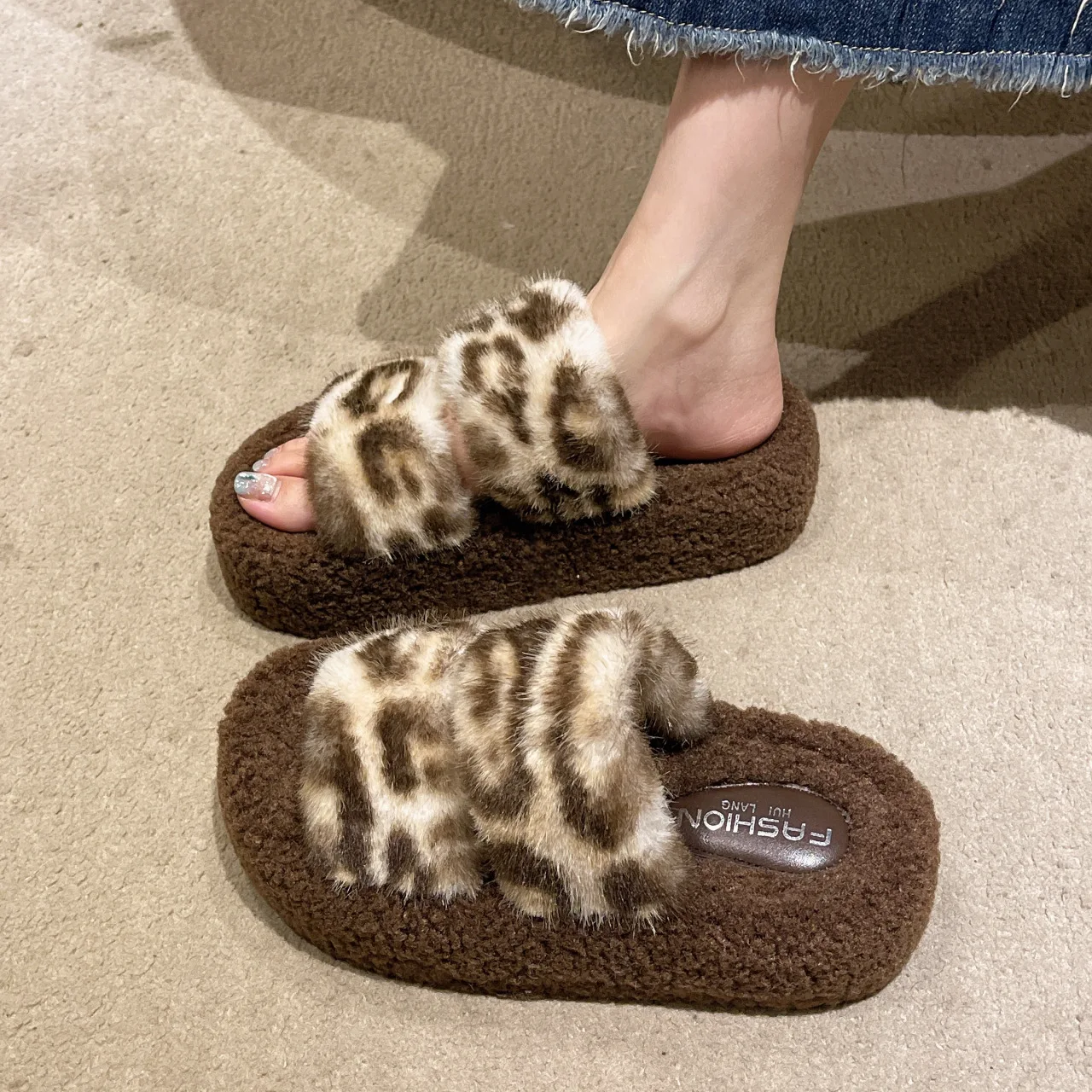 Leopard Shoes Flock Med Plush Slippers For Adults Platform Slides Winter Footwear Fashion Slippers Women Fur Luxury 2024 Flat