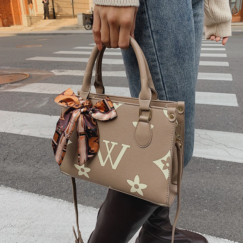 

Elegant Women Handbag Crossbody Structured Shoulder Bag for Office Travel Shopping Fashion Versatile Stylish